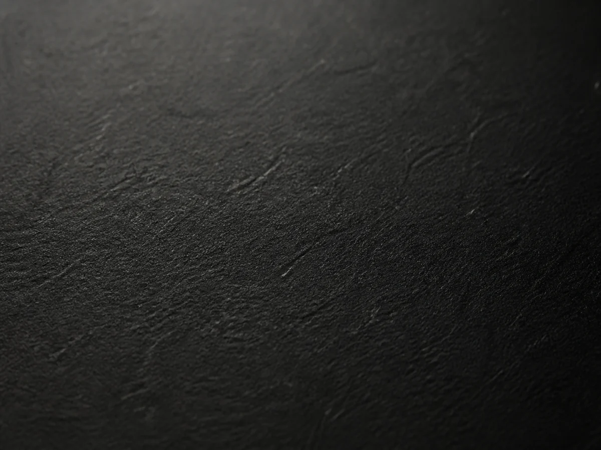 Vue rapprochée de la texture de la surface du revêtement acoustique noir et noir mat.